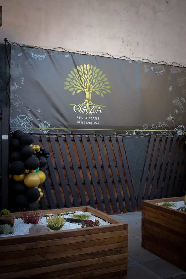 Detail posezení v restauraci Oáza